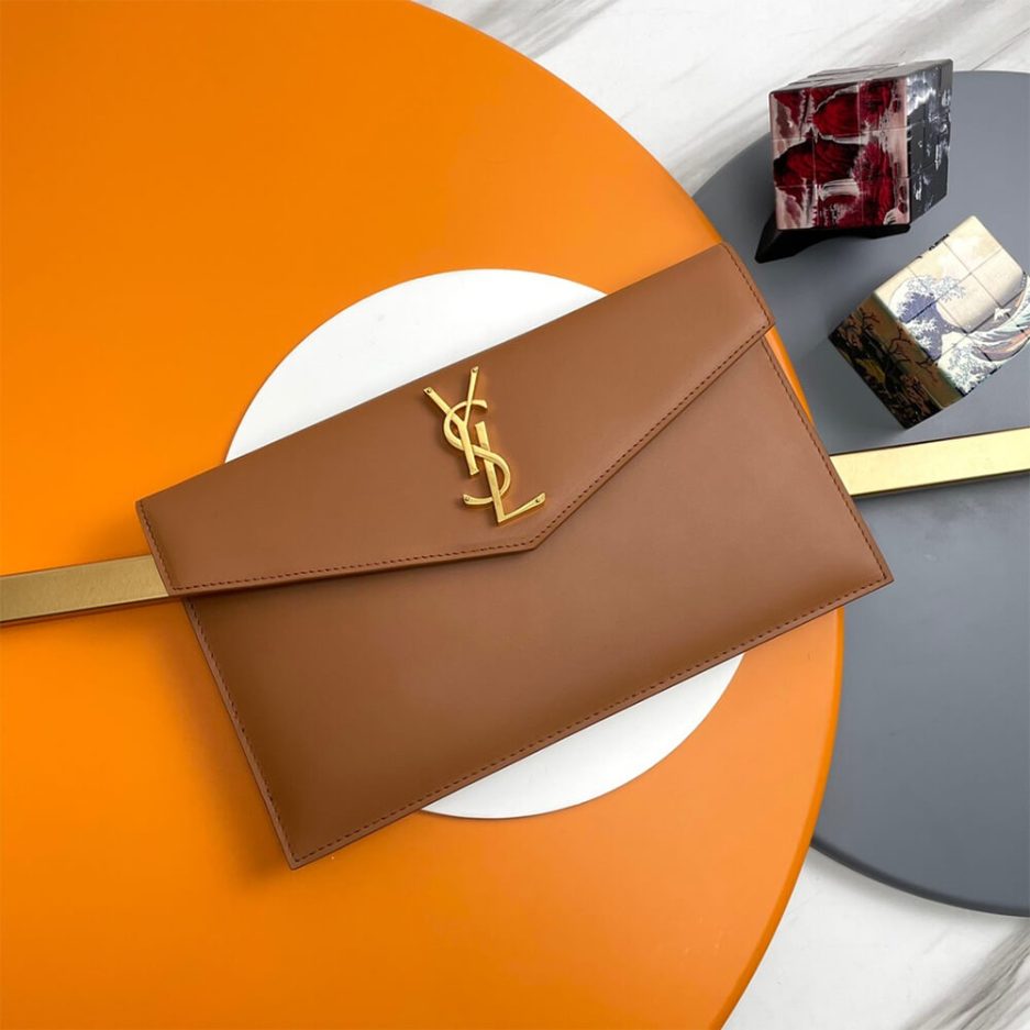 Y51 UPTOWN POUCH IN GRAIN DE POUDRE EMBOSSED LEATHER