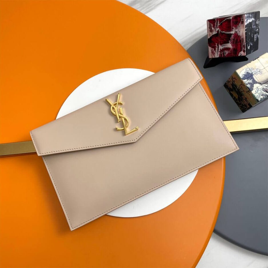 Y51 UPTOWN POUCH IN GRAIN DE POUDRE EMBOSSED LEATHER