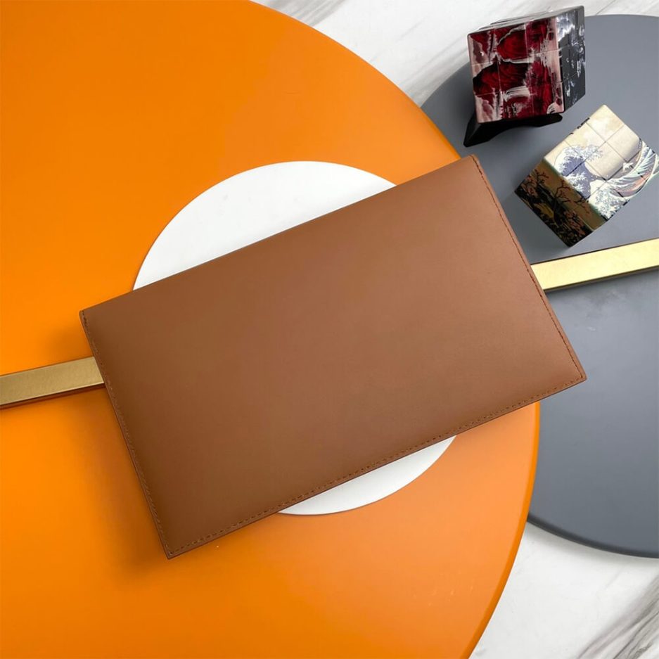 Y51 UPTOWN POUCH IN GRAIN DE POUDRE EMBOSSED LEATHER