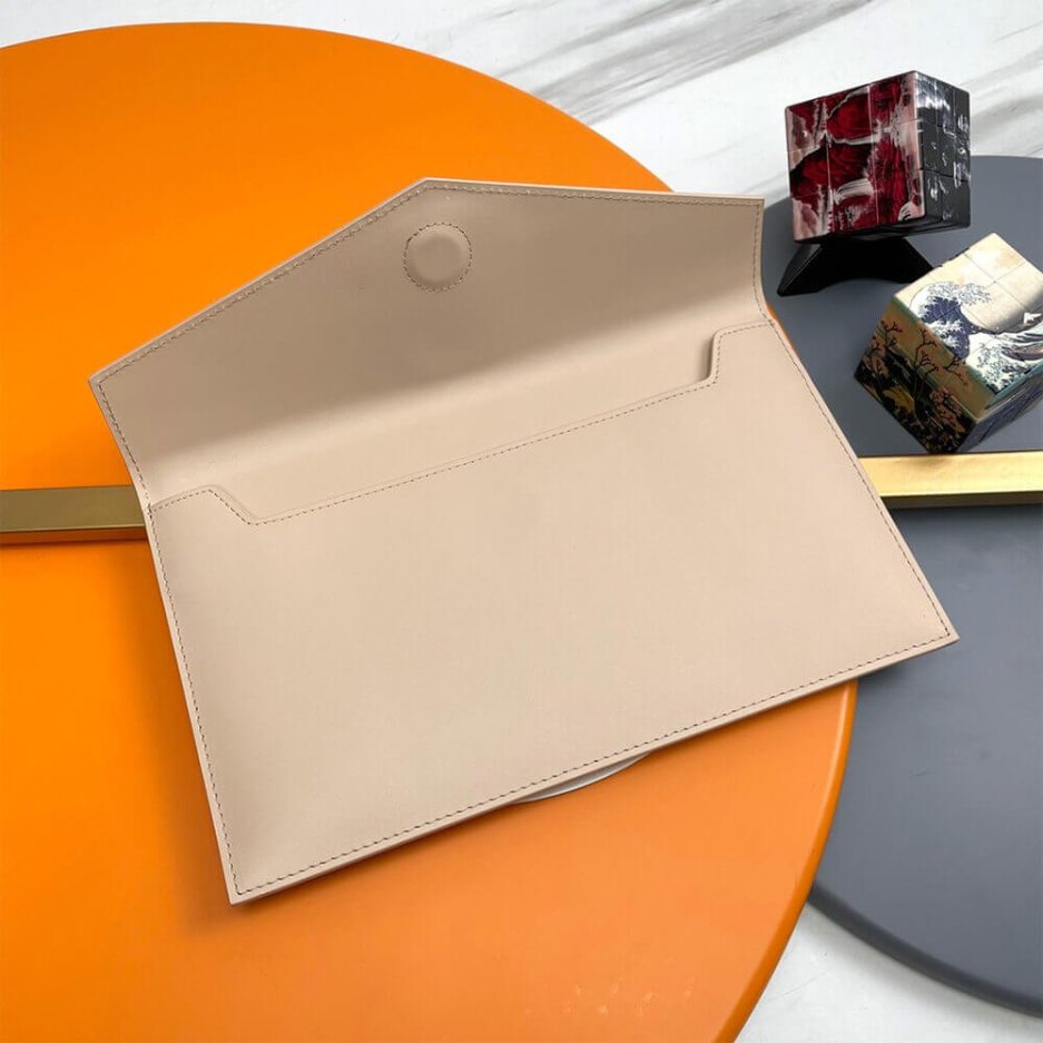 Y51 UPTOWN POUCH IN GRAIN DE POUDRE EMBOSSED LEATHER