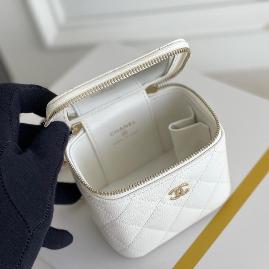 Ch**el chain cosmetic bag