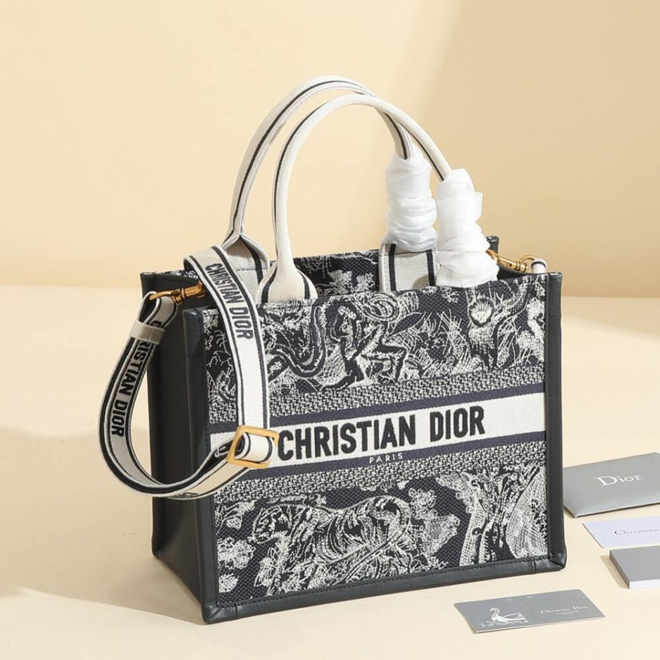 Small D10r Book Tote