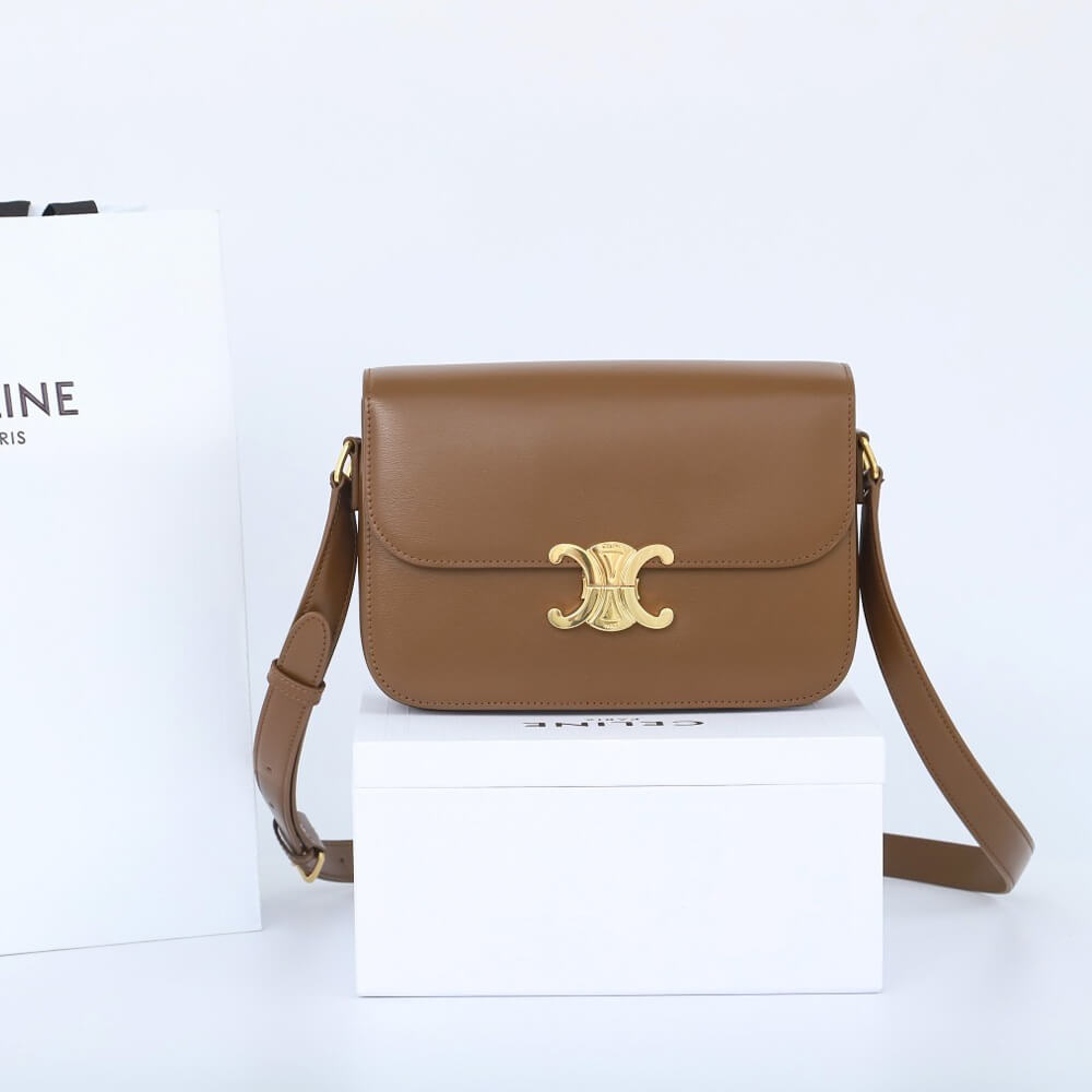 Ce1i*e CLASSIQUE TRIOMPHE BAG IN CALFSKIN