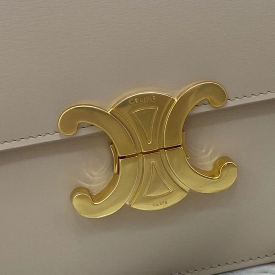 Ce1i*e CLASSIQUE TRIOMPHE BAG IN CALFSKIN