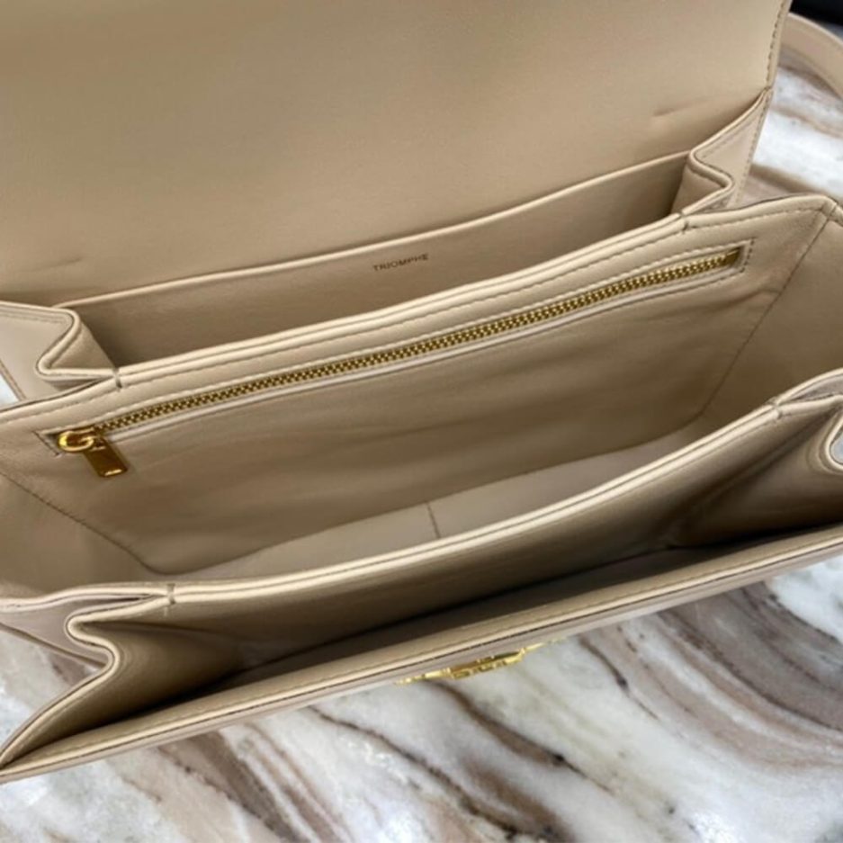 Ce1i*e CLASSIQUE TRIOMPHE BAG IN CALFSKIN