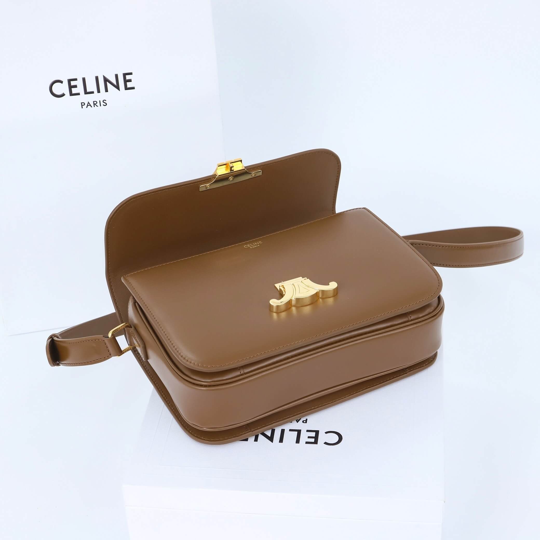 Ce1i*e CLASSIQUE TRIOMPHE BAG IN CALFSKIN